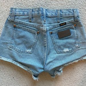 WRANGLER LIGHTWASH JEAN SHORTS!!
